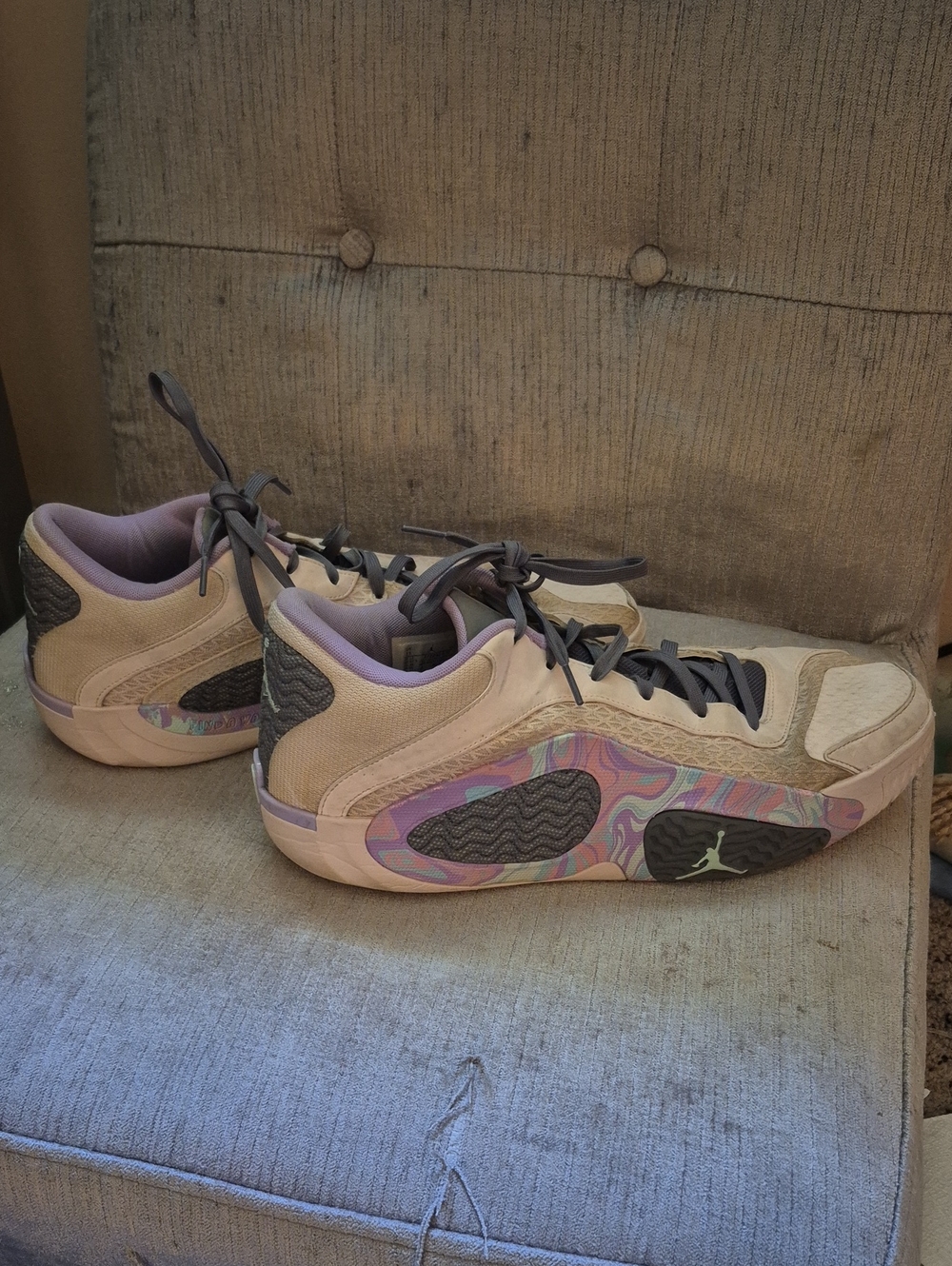 Jordan Men's Low-Top Sneakers in Beige and Lavender